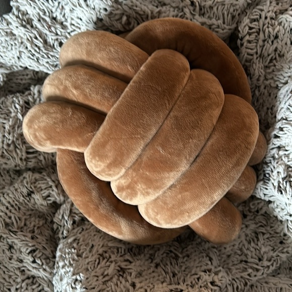 Knot Accent Cushion - Picture 5 of 6